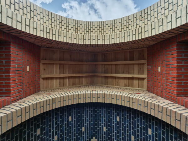 Die Loggia im zweiten Stock schlie�t ein Geb�lk in Form eines Satteldachs ab.