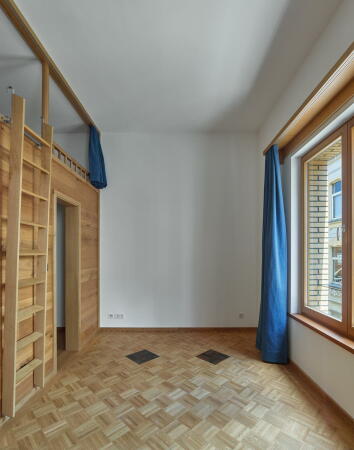 Unter der Empore verbergen sich Kochnische und Nasszelle.