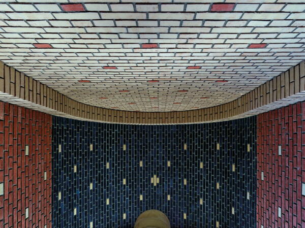 Ein Sternenhimmel w�lbt sich �ber dem Treppenhaus.