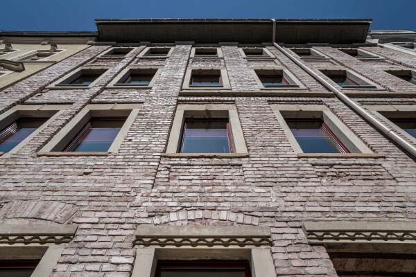 Blessuren des letzten Jahrhunderts auf der Fassade