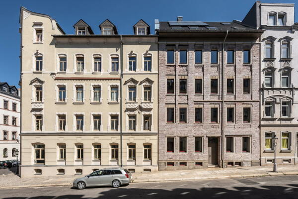 Rohe Ziegelfassade zwischen den Putzfassaden von Grnderzeitbauten in Chemnitz-Sonnenberg