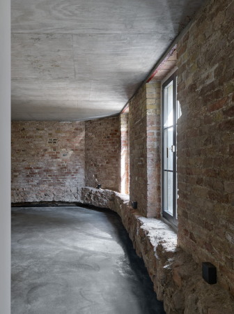 Remisenumbau von Klaus Roth in Berlin