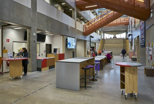 Stadtteilzentrum in Gteborg von White Arkitekter