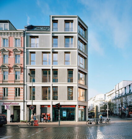 ein 1. Preis: Wohn- und Geschftshaus am Schulterblatt von LH Architekten Landwehr Henke + Partner aus Hamburg; Bauherrschaft: NM Nord-IMMO Management