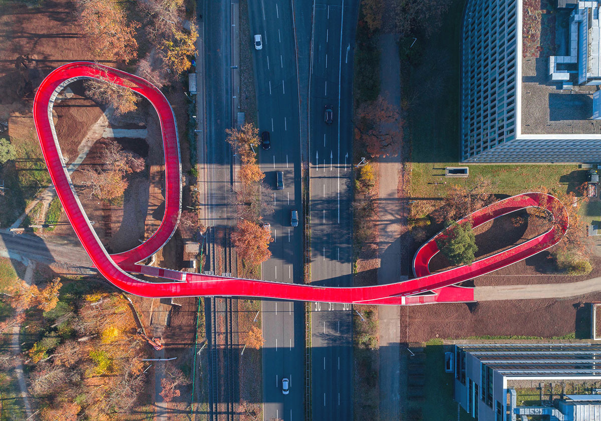 Rumkurven in Darmstadt - Radwegbrücke über die Rheinstraße von netzwerkarchitekten