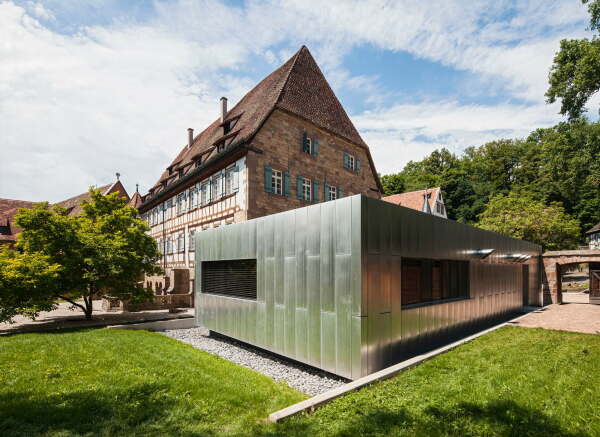 In der Folge mute auch ein neues Kchengebude ergnzt werden.