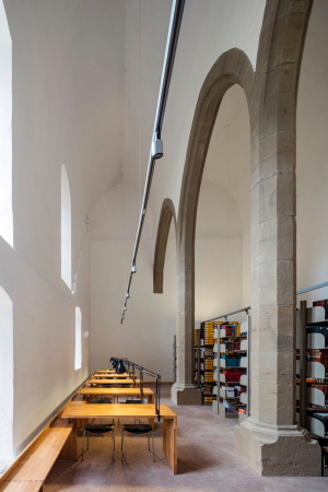 Die Seminarbibliothek liegt im sdlichen Abschnitt des Herrendorments.