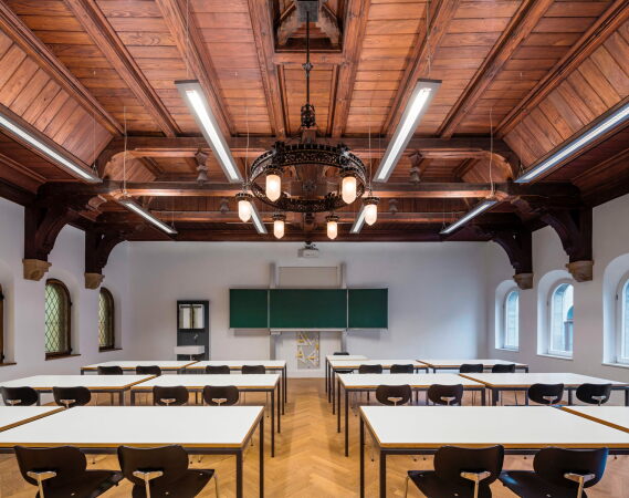 In einem ehemaligen Speisesaal wurde ein neuer Hrsaal eingerichtet.