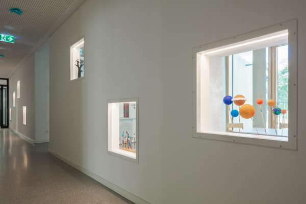 Die Fenster zwischen den Ateliers und dem Flur spenden nicht nur Tageslicht, sondern dienen auch als Ausstellungsflche der dort entstehenden Kunstwerke.