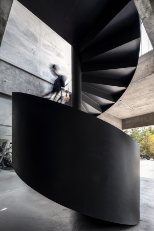 Privater Showroom mit Spa von Morari Arquitectura