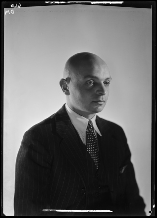 Auffllige Erscheinung mit glatt rasiertem Kopf: Gabriel Guevrekian im Jahr 1933, fotografiert von Dora Maar