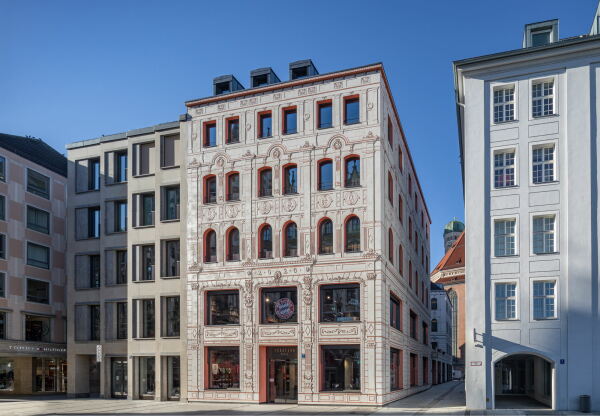 Der Neubau von Hild und K im Herzen der Mnchner Altstadt umfasst Verkaufsflchen, ein Hotel, Bros und im hinteren Bereich ein Restaurant.