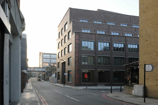 Gold in der Kategorie „Büro- und Gewerbebauten“: Brickfields Business Centre in Hoxton von Witherford Watson Mann Architects (London)