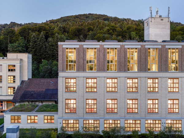 Silber in der Kategorie Büro- und Gewerbebauten: Umbau und Aufstockung eines Industriedenkmals in Kemptthal/Lindau von Ernst Niklaus Fausch Partner (Zrich)