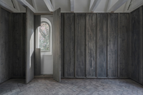 ... ist vor den Fenstern als eine Art wandhoher Klappladen ausgebildet.