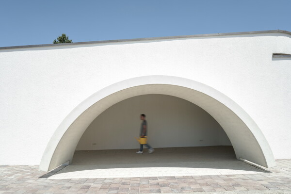 Die neue Aussegungshalle ffnet den Blick zum Friedhof.