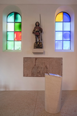 An der sdlichen Innenwand des Kirchenraums finden sich Freskenreste, die vermutlich aus dem 13. Jahrhundert stammen.