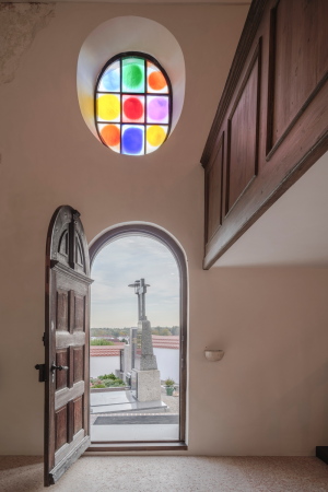 Die jahrhundertealte Tradition farbiger Kirchenfenster wird auf moderne Weise fortgefhrt.