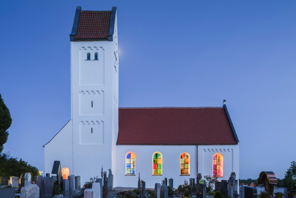 Fr die acht Fenster des Langhauses entwickelte der Mnchner Knstler Jerry Zeniuk eine feinsinnige Farbkomposition.