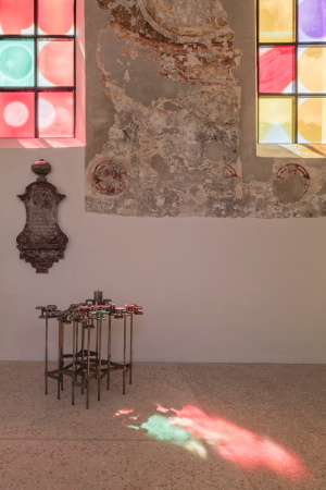 Vor allem bei Sonnenschein wandern Farbflchen im Tagesverlauf ber die Wnde, die in neutralen Tnen gehalten sind.