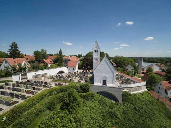 Die Gemeinde Hebertshausen liegt im Groraum Mnchen, 4 km von Dachau entfernt. Im Bild sind die alte und die neue Kirche zu sehen.