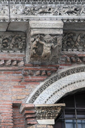 Antike Konsole mit einem Putto an der Casa dei Crescenzi in Rom