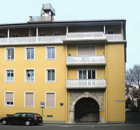 Wrzburg, Wolfhartsgasse, Ecke Franziskanergasse: Im Wiederaufbau wurde der Portalbogen sowie im Dachbereich die sogenannte Neumann-Kanzel des im Zweiten Weltkrieg zerstrten Hofs Oberfrankfurt wiederverwendet.