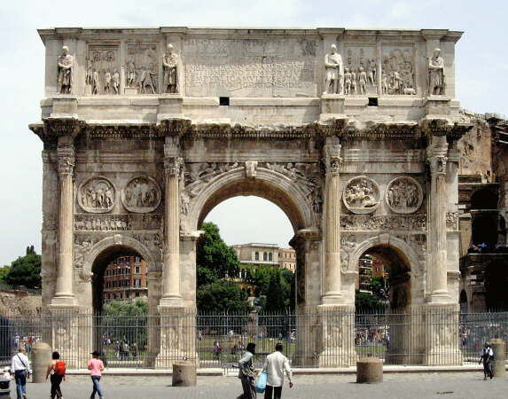 Spolien durchziehen die Architekturgeschichte, hier etwa der berhmte Konstantinsbogen in Rom, 315 nach Christus.