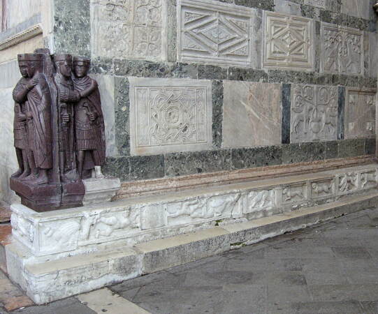 Schatzkammer von San Marco in Venedig mit spolienbedeckten Wnden