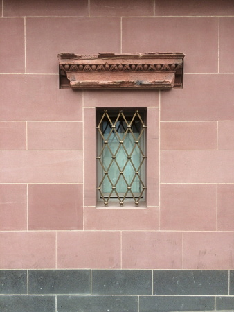 Hans Markt 40 in der Neuen Altstadt Frankfurt mit Fenster an der Traufseite zum Markt mit bekrnender Spolie