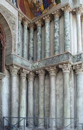 Seitenportal der Westfassade von San Marco in Venedig