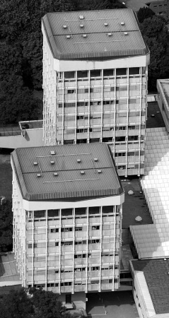 Luftaufnahme der beiden Rathaustrme mit dem nachtrglichen Dachaufbau, der im Zuge der konstruktiven Sanierung in den 1980er Jahren notwendig wurde.