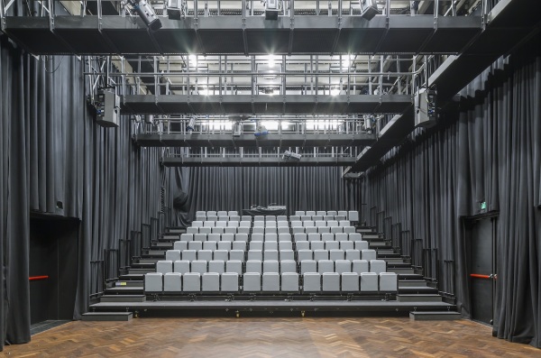 Der neue Theatersaal in der alten Druckereihalle