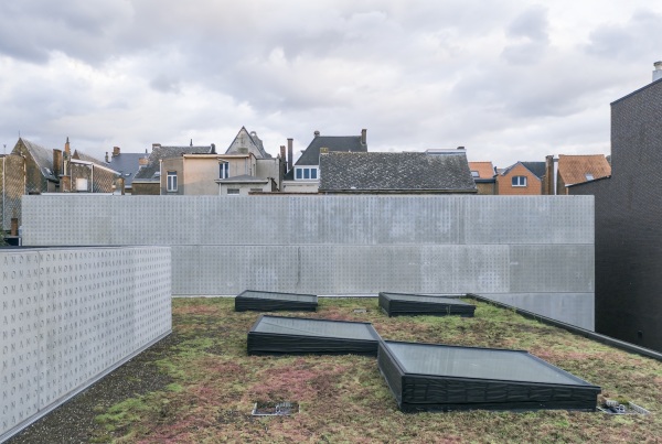 Begrnte Dcher, rezyklierter Beton und wiederverwendete Backsteine bilden die wichtigsten, sichtbaren Materialien der Erweiterung