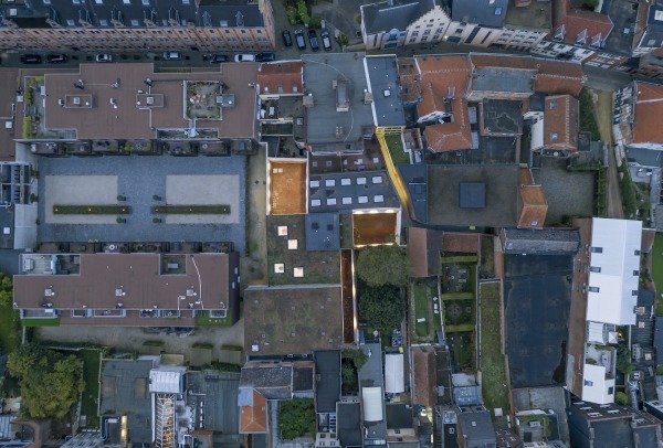 Der gesamte Komplex fgt sich in die enge Stadtstruktur