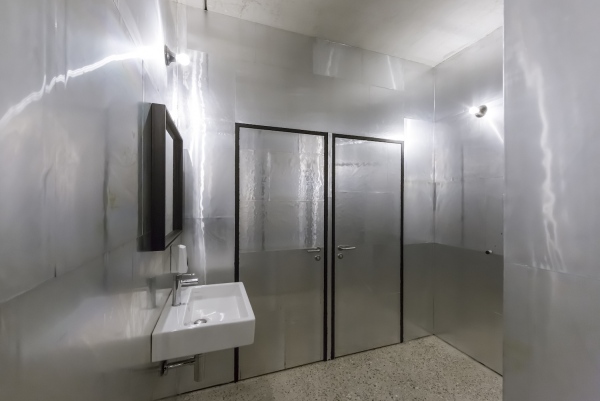 Die Wnde der Toiletten bestehen aus wiederverwendeten Druckplatten