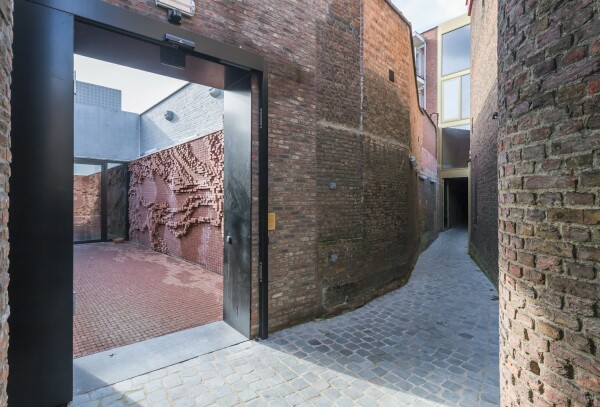 Die Architekten nutzen die Gasse als zustzlichen Eingang und verknpfen das Kunstzentrum mit der mittelalterlichen Stadtstruktur