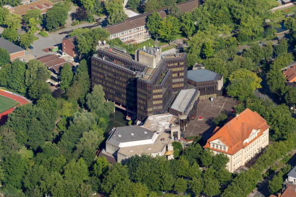 Das bestehende Kultur- und Verwaltungszentrum von Brigitte und Christoph Parade (Dsseldorf) aus den Jahren 1974 - 82