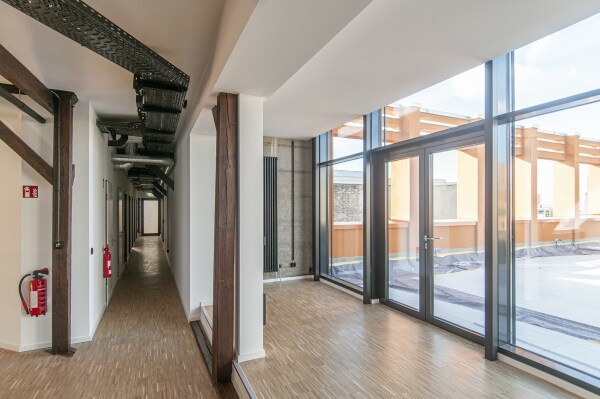 Ausgang aus dem Altbau auf die Dachterrasse des 1970er-Jahre-Baus