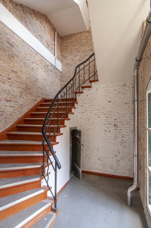 Die rote Farbe im Inneren verweist auf die jetzt unverputzt gelassenen Backsteinwnde und auf das Rot der Corten-Fassade