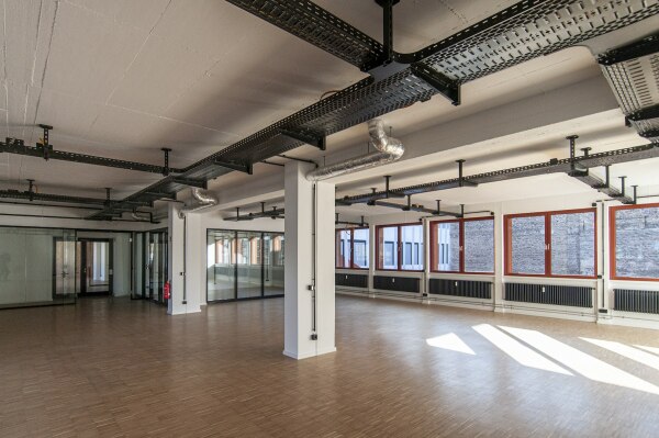 Innenraum im Bauteil von 1976 mit den neuen, roten Fensterprofilen