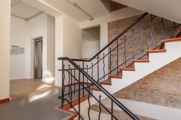 Am Treppenhaus verluft der bergang zwischen den Bauten von 1905 und 1976