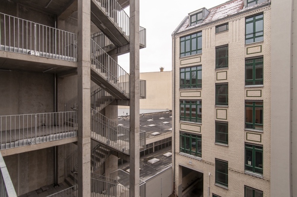 Das offene Treppenhaus des Vorderhauses kann auch als Pausenterrasse genutzt werden