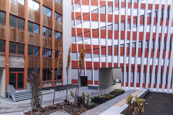 Die groe Backsteinwand im letzten Hof schmckt jetzt eine gebudegroe Wandzeichnung von Thomas Hillig Architekten