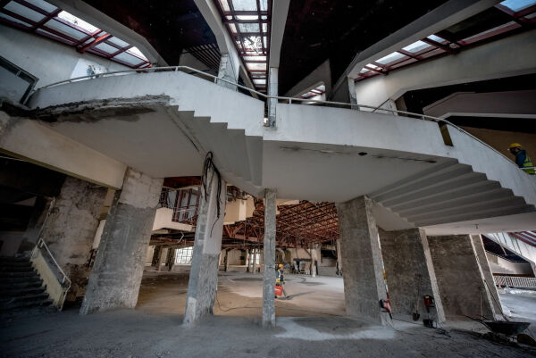 Einbauten aus verschiedenen Phasen der Zwischennutzung mssen zunchst entfernt werden.