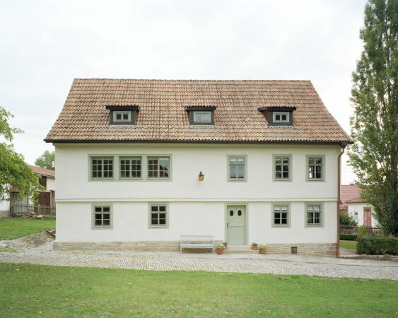 Das Schiller-Museum Bauerbach hat seine historische Putzfassade wieder.