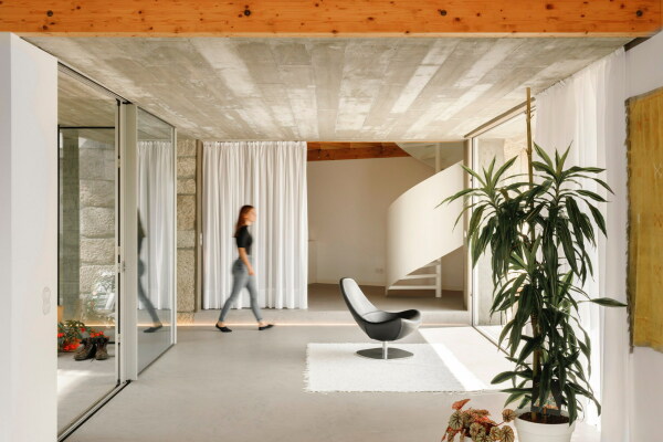 Umbau von Paulo Merlini Architectos in Portugal