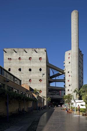 Der wohl bekannteste Bau Lina Bo Bardis: Die Umnutzung der SESC Pompéia-Fabrik in São Paulo (1977-1986). Das Fabrikgebäude war eigentlich zum Abriss bestimmt, Bo Bardi wandelte es in eine Freizeistätte um. Die beiden Betontürme sind hinzugefügte Neubauten.
