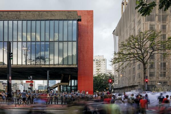 Das So Paulo Art Museum MASP, 1957-1968, ist eine gewaltige Geste: Acht Meter ber dem Boden schwebt eine mchtige Box aus Glas und Beton, 70 mal 29 Meter und 14 Meter hoch. Die Box hngt an zwei knallrot gestrichenen, 3,5 Meter breiten Betonbgeln ber einem offenen Platz