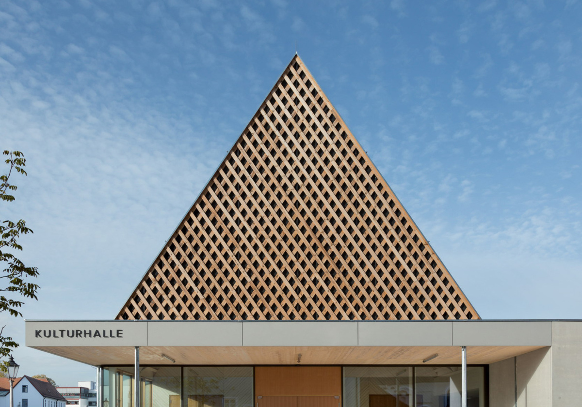 Satteldach und Gitterfront
 - Kulturhalle in Berching von Kühnlein Architektur